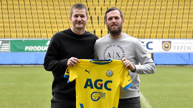 Obránce Ondřej Mazuch je novou posilou FK Teplice, na snímku pózuje s dresem po boku sportovního ředitele Štěpána Vachouška.
