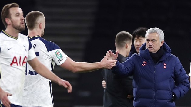 José Mourinho děkuje fotbalistům Tottenhamu Hotspur za postup do finále Anglického ligového poháru.