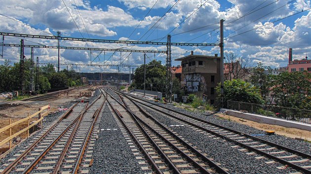 Vlaky Pos�zavsk�ho Pacifiku obvykle vyr�ej� z pra�sk�ho Hlavn�ho n�dra��, projedou Vinohradsk�m tunelem, za n�m� se jim otev�e v�hled na stanici Praha-Vr�ovice.