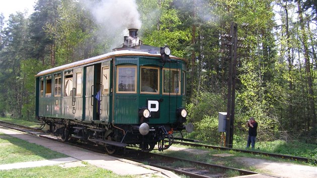 Vozovou část vyrobila v roce 1903 známá smíchovská vagonka Ringhoffer. Skříň vozu byla celodřevěná s kabinou strojvedoucího, kde byl umístěn také stojatý kotel vídeňské firmy Komarek, dál byl zavazadlový oddíl a oddíl 2. a 3. třídy pro 32 cestujících. Vozy byly původně určeny pro lokálku Česká Lípa – Kamenický Šenov. Kvůli malému výkonu však byly brzy přesunuty na jiné tratě a svou pouť zakončily na místní dráze Opočno – Dobruška. Tam dojezdil v roce 1947. V provozu tak byly déle než mnohé mladší kolejové autobusy.