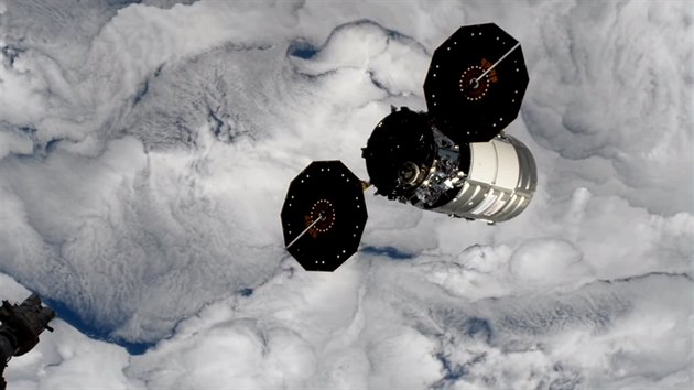 Nákladní loď Cygnus opouští Mezinárodní vesmírnou stanici. V levém dolním roku je vidět robotické rameno, které ji před odletem přesunulo do bezpečné vzdálenosti od ISS.