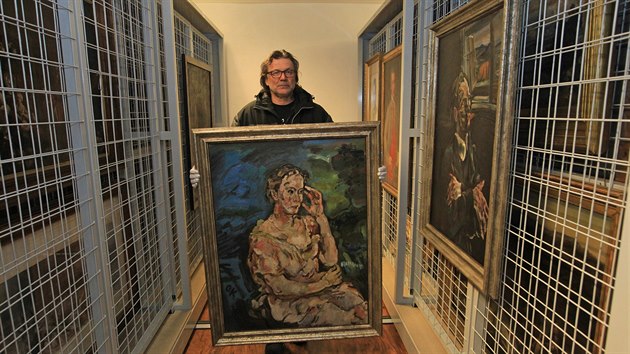 Kastelán zámku Radomír Přibyla s Kokoschkovým portrétem kněžny Mechtildy Lichnovské. Vpravo visí Kokoschkův Vězeň.