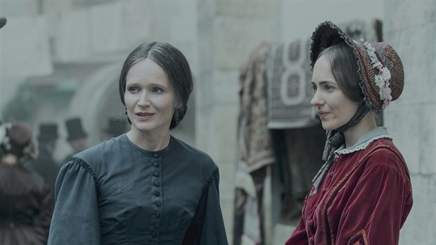 Anna Geislerová jako Božena Němcová a Elizaveta Maximová jako Karolina Světlá v sérii Božena (2021)