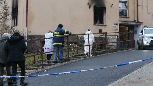 Při požáru domu s pečovatelskou službou v Krupce zemřela žena (3.1. 2020).