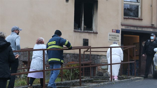 Při požáru domu s pečovatelskou službou v Krupce zemřela žena (3.1. 2020).