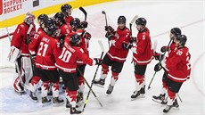 Kanadští junioři oslavují postup do finále mistrovství světa.