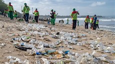 Nejviditelnji na plastovou krizi doplácejí oceány a pláe, kde se plast...