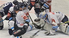 Vítkovický Jan tencel v souboji s libereckou obranou, v brankoviti Jaroslav...