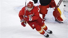 Útoník Calgary Flames Johnny Gaudreau bhem tréninku v pípravném kempu na...