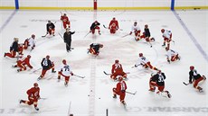 Kouč Calgary Flames head coach Geoff Ward rozdává pokyny hráčům během tréninku...