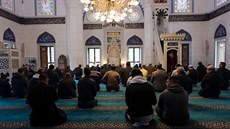 Muslimové se modlí v meit Sehitlik nmeckém Berlín (3. íjna 2018)