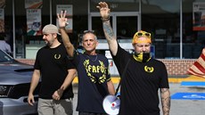 Stoupenci krajn pravicového hnutí Proud Boys protestují v Oregonu proti...