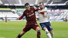 Harry Kane (vpravo) z Tottenhamu se snaí zastavit Pascala Struijka z Leedsu.