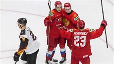 Hokejisté Ruska se radují z gólu ve čtvrtfinále proti Německu.