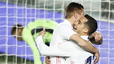 Lucas Vázquez (vpravo) slaví s Toni Kroosem gól Realu Madrid.