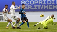 Lautaro Martínez (uprostřed) z Interu Milán dává gól v zápase proti Crotone.