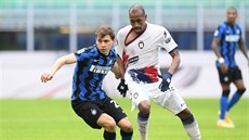Nicolo Barella (vlevo) z Interu Milán a Eduardo Henrique z Crotone bojují o...