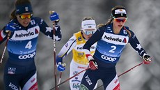 Amerianka Jessie Digginsová (vpravo) bí stíhací závod na Tour de Ski.