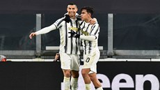 Cristiano Ronaldo (vlevo) a Paulo Dybala se radují z gólu Juventusu proti...