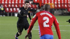 Lionel Messi (Barcelona) vede míč v utkání s Granadou.