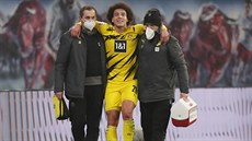 Smutný zálo�ník Dortmundu Axel Witsel opou�tí h�i�t� v doprovodu klubových...