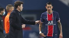 Trenér PSG Mauricio Pochettino předává instrukce záložníkovi Ángelu Di Maríovi.