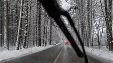 Sníh zasypal i silnice na Trutnovsku. (7.ledna 2020)