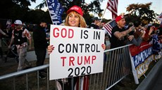 Ne, nikdo tam nehodil dýmovnici. Kardinál a var�avský arcibiskup Kazimierz Nycz b�hem m�e vyku�uje velmi aktivn�.