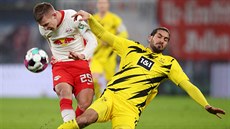 Dortmundský záloník Emre Can (vpravo) blokuje stelu Daniho Olma z Lipska.