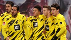 Fotbalisté Dortmundu oslavují vstelený gól. Trefil se Jadon Sancho (uprosted).