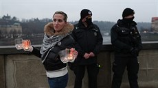 V Praze na protest proti vldnm opatenm poloily destky lid svky. Mly...