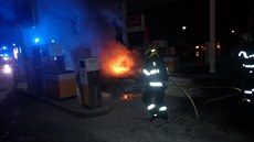Automobil peugeot se vznítil přímo mezi stojany na čerpací stanici ve Zlíně....