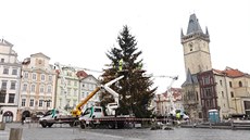 Na Staromstském námstí odstrojují vánoní strom