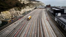 Prázdný terminál britského pístavu Dover v první den poté, co Spojené...