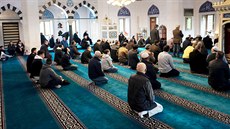 Muslimové se modlí v meit Sehitlik v nmeckém Berlín (3. íjna 2018)