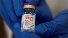 Vakcína proti koronaviru od americké spolenosti Moderna. (21. prosince 2020)