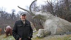 Milo Schaffelhofer letos v lednu ve své pravké vesnice pod Landekem, vzadu vytváený 12tunový mamut. Tvrce vak náhle zemel a autora musejí zastoupit kolegové.