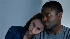 Felicity Jones a David Oyelowo ve filmu Půlnoční nebe (2020)