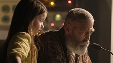 George Clooney a Caoilinn Springallová ve filmu Půlnoční nebe (2020)