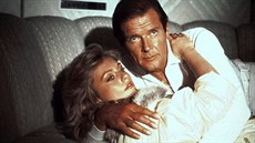 Tanya Robertsová a Roger Moore v bondovce Vyhlídka na vra�du (1985)