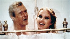 Tanya Robertsová a Roger Moore v bondovce Vyhlídka na vradu (1985)