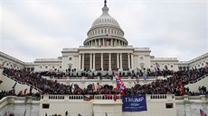 Budova Kapitolu ve Washingtonu v obležení demonstrantů. (6. ledna 2021)