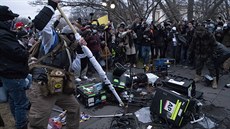 Demonstranti rozbíjí techniku televizního tábu. (6. ledna 2021)