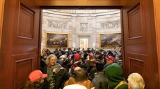 Protestující vtrhli do budovy amerického Kapitolu, kde Kongres potvrzoval...