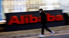 Logo skupiny Alibaba ped sídlem spolenosti v Pekingu.