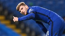 Nmecký útoník Timo Werner z Chelsea ukazuje na laviku, e po karambolu,...