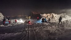 Záchranái a dobrovolníci se úastní pátrací operace poté, co lavina zasáhla...