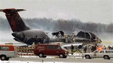 Ohořelé zbytky letounu DC-9 po nehodě v prosinci 1990