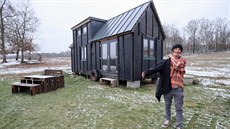 Sedmnáctiletý Radek Pospíil si sám postavil domek - tiny house.