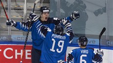 Finové slaví gól ve čtvrtfinále mistrovství světa juniorů.